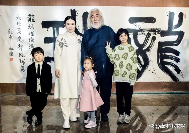 56岁张敏罕见露面，干瘦憔悴面相大变，靠喇嘛旁显亲密！-专注于利州本地信息和服务为一体的网站利州江畔